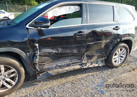 2015 Toyota Highlander Le z USA, uszkodzony, nr VIN 5TDZARFH5FS011698